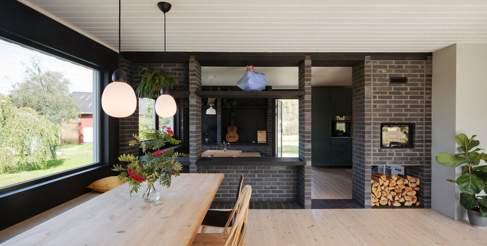 White house black brick thumbnail